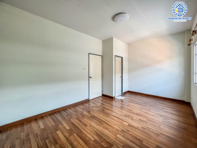 *****ทาวน์โฮมมือสองย่านกรุงเทพฯ ม.ธนาภิรมย์ เพชรเกษม69 เนื้อที่มากถึง 22.2 ตร.ว. ฟังก์ชัน 3 ห้องนอน 5 ห้องน้ำ 1 ที่จอดรถ สภาพสวย ราคาสุดคุ้ม บนทำเลแห่งการเดินทาง ใกล้รถไฟฟ้าสายสีน้ำเงิน "สถานีหลักสอง" และเดอะมอลล์ บางแค จองเลย!